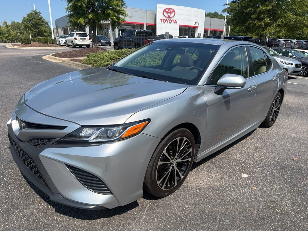 Used 2018 Toyota Camry SE Sedan