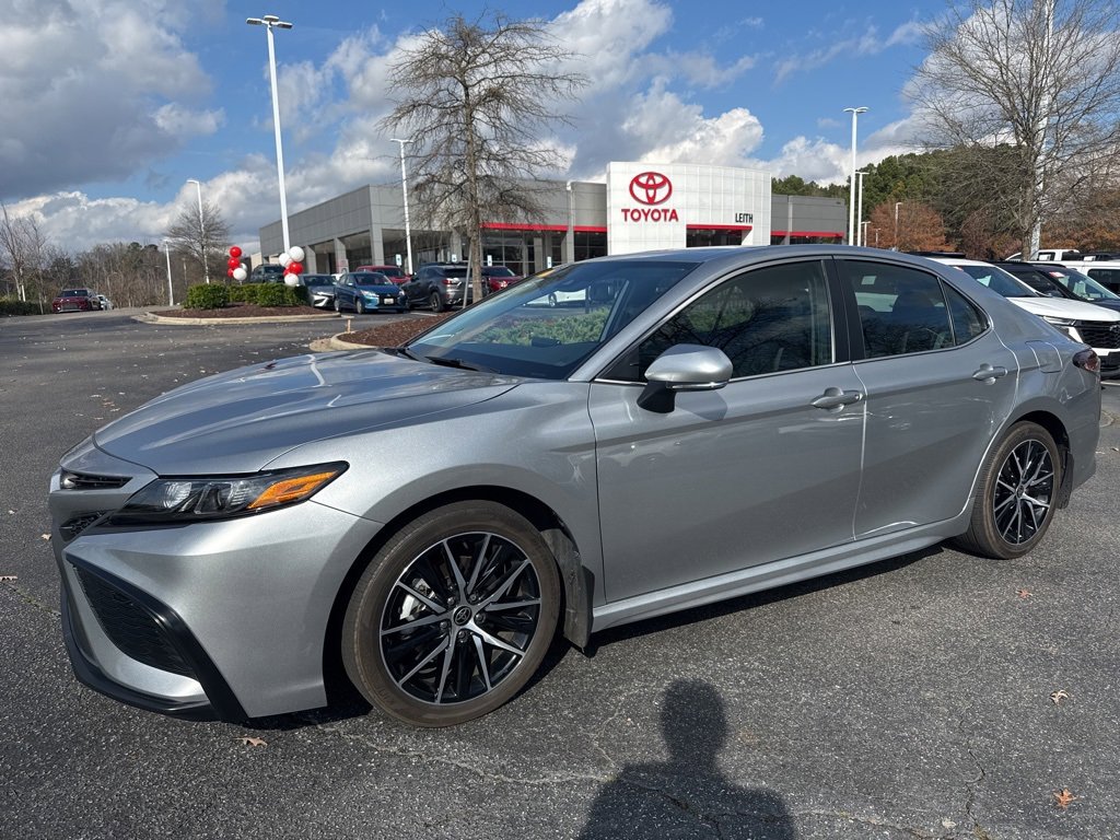 2022 Toyota Camry Hybrid SE photo 2