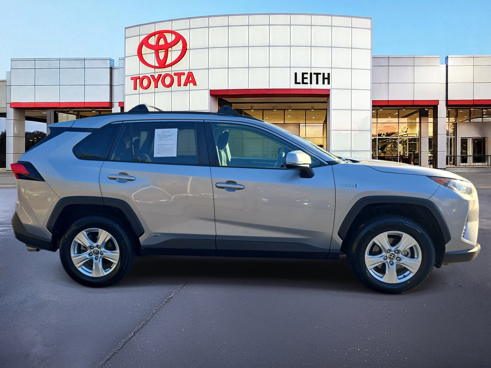 2021 Toyota RAV4 Hybrid XLE photo 3