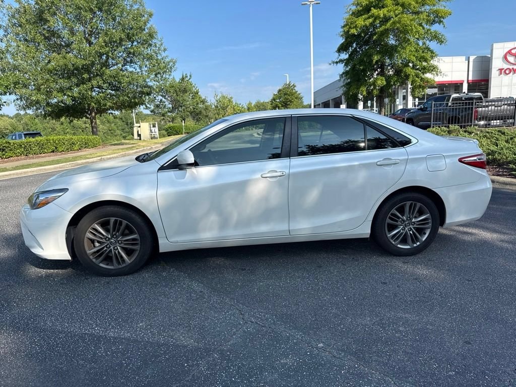 Used 2017 Toyota Camry SE Sedan