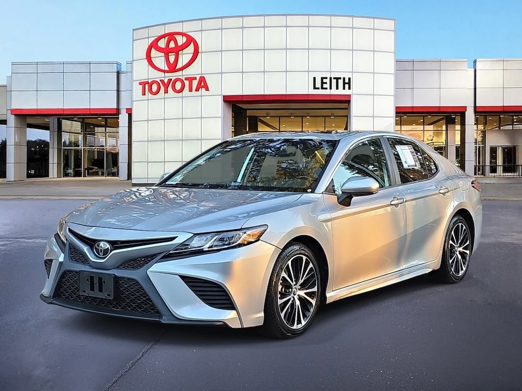 Used 2020 Toyota Camry SE Sedan