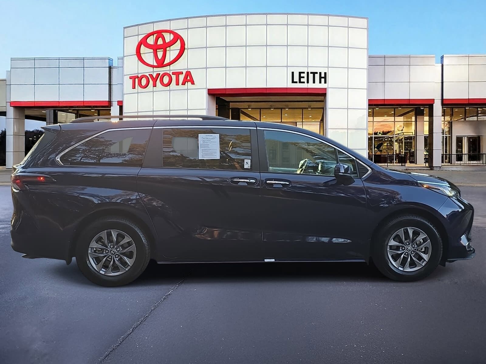 2023 Toyota Sienna XLE photo 4