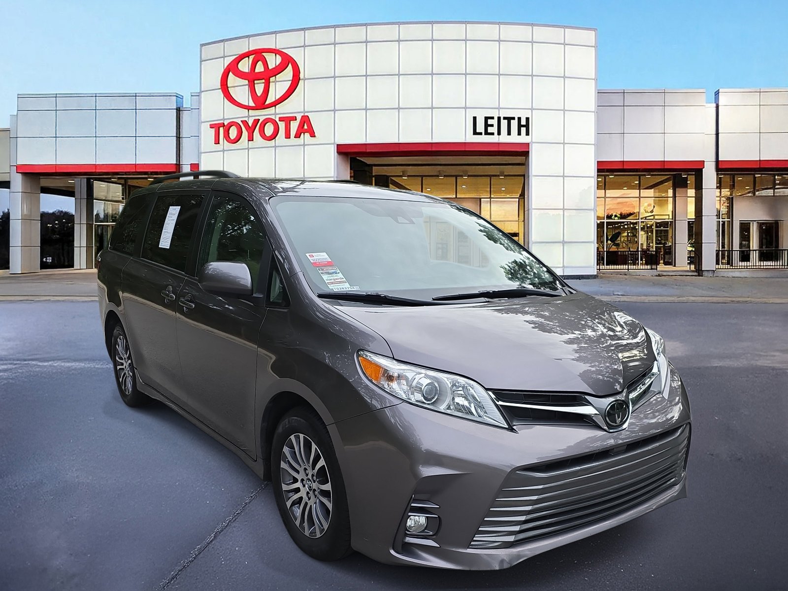 2020 Toyota Sienna XLE photo 3
