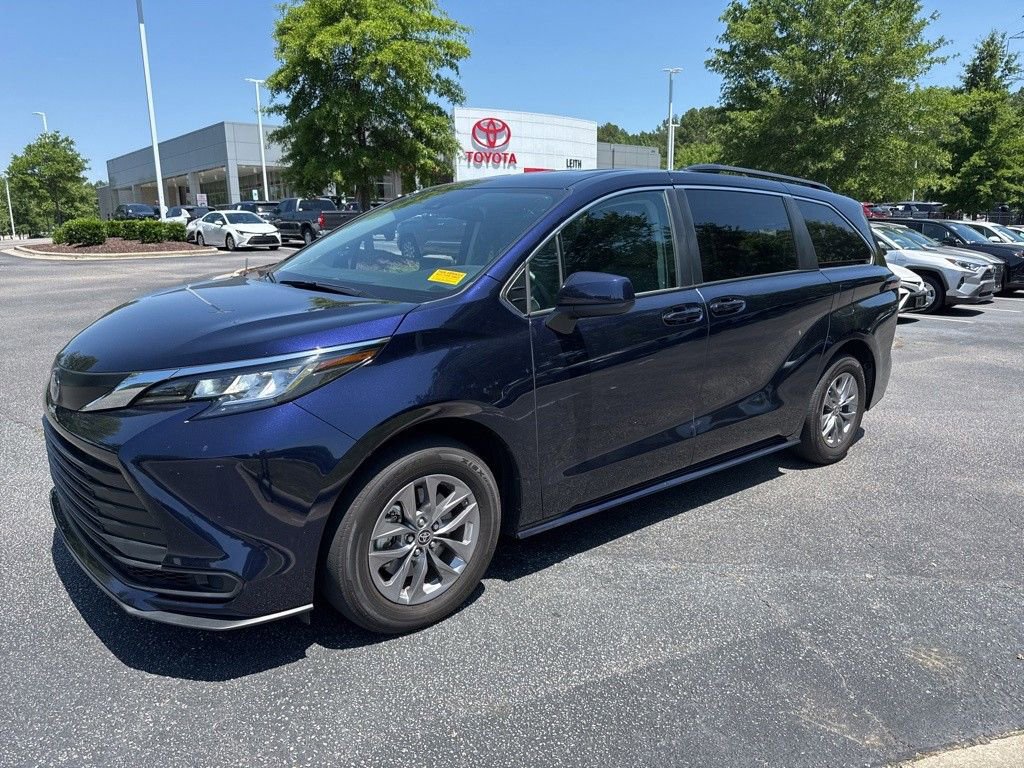 2023 Toyota Sienna LE 8-Passenger Hybrid FWD's photo