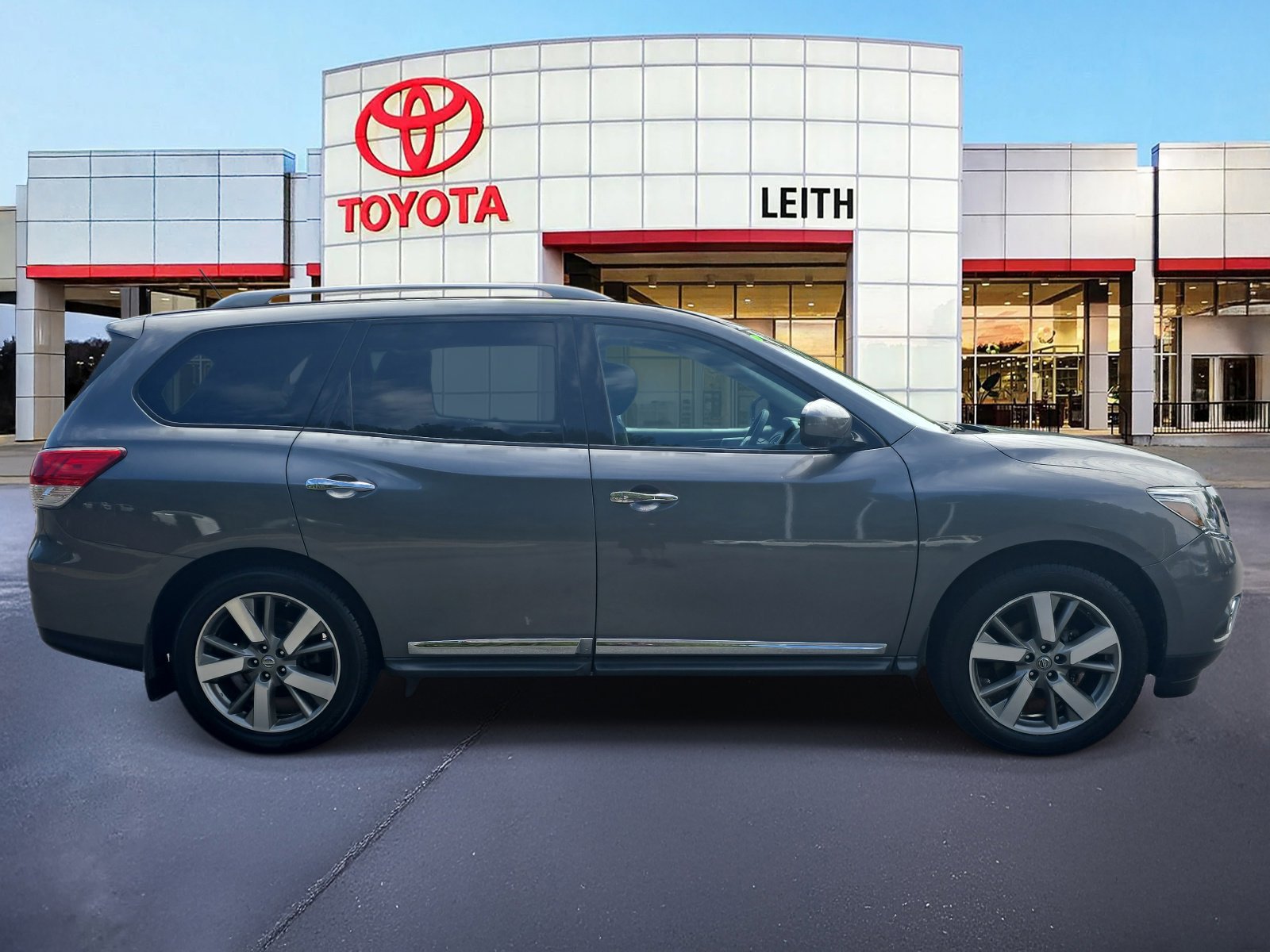 2016 Nissan Pathfinder Platinum photo 4