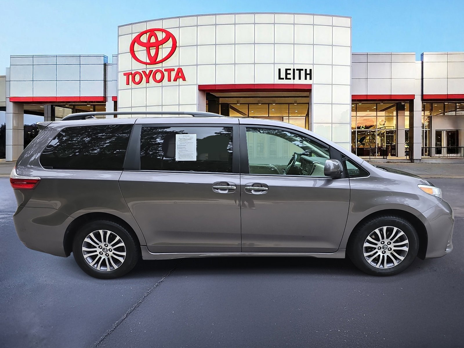 2020 Toyota Sienna XLE photo 4