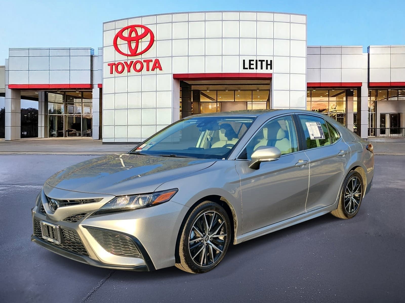 2024 Toyota Camry SE's photo