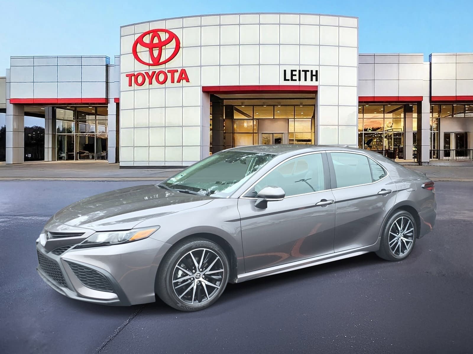 2023 Toyota Camry SE's photo