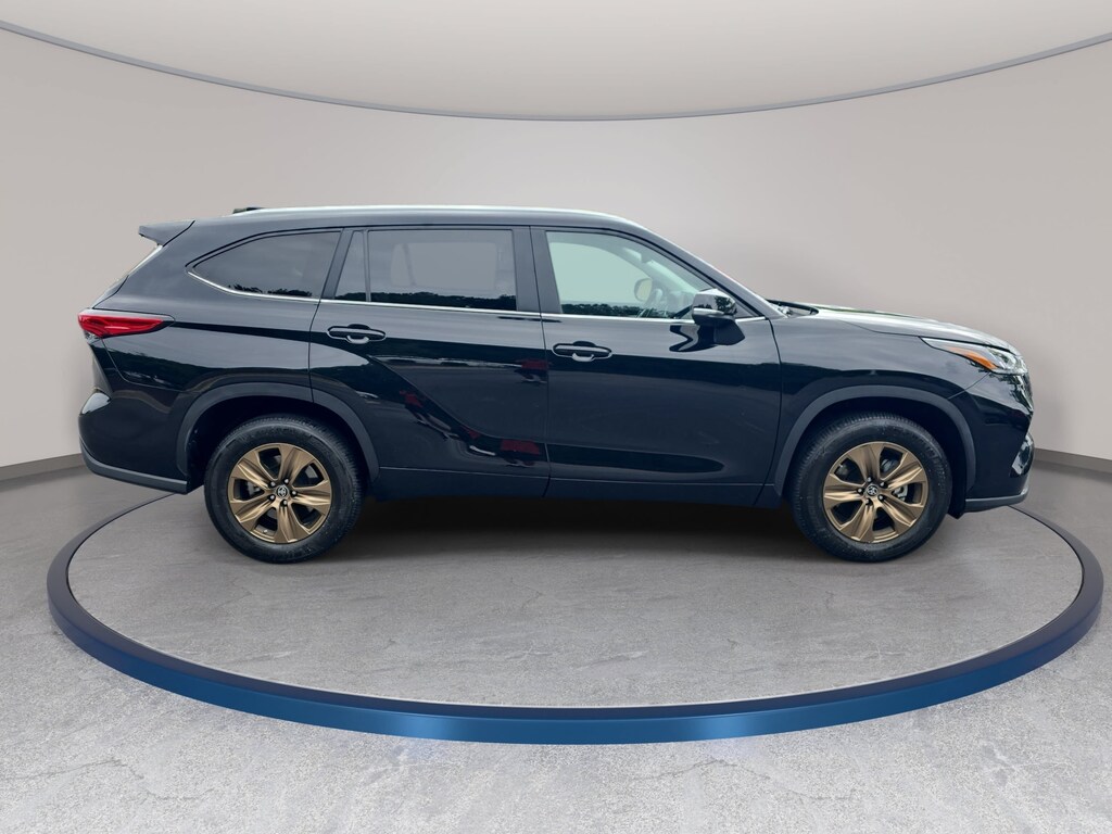 Used 2023 Toyota Highlander Hybrid XLE Bronze SUV