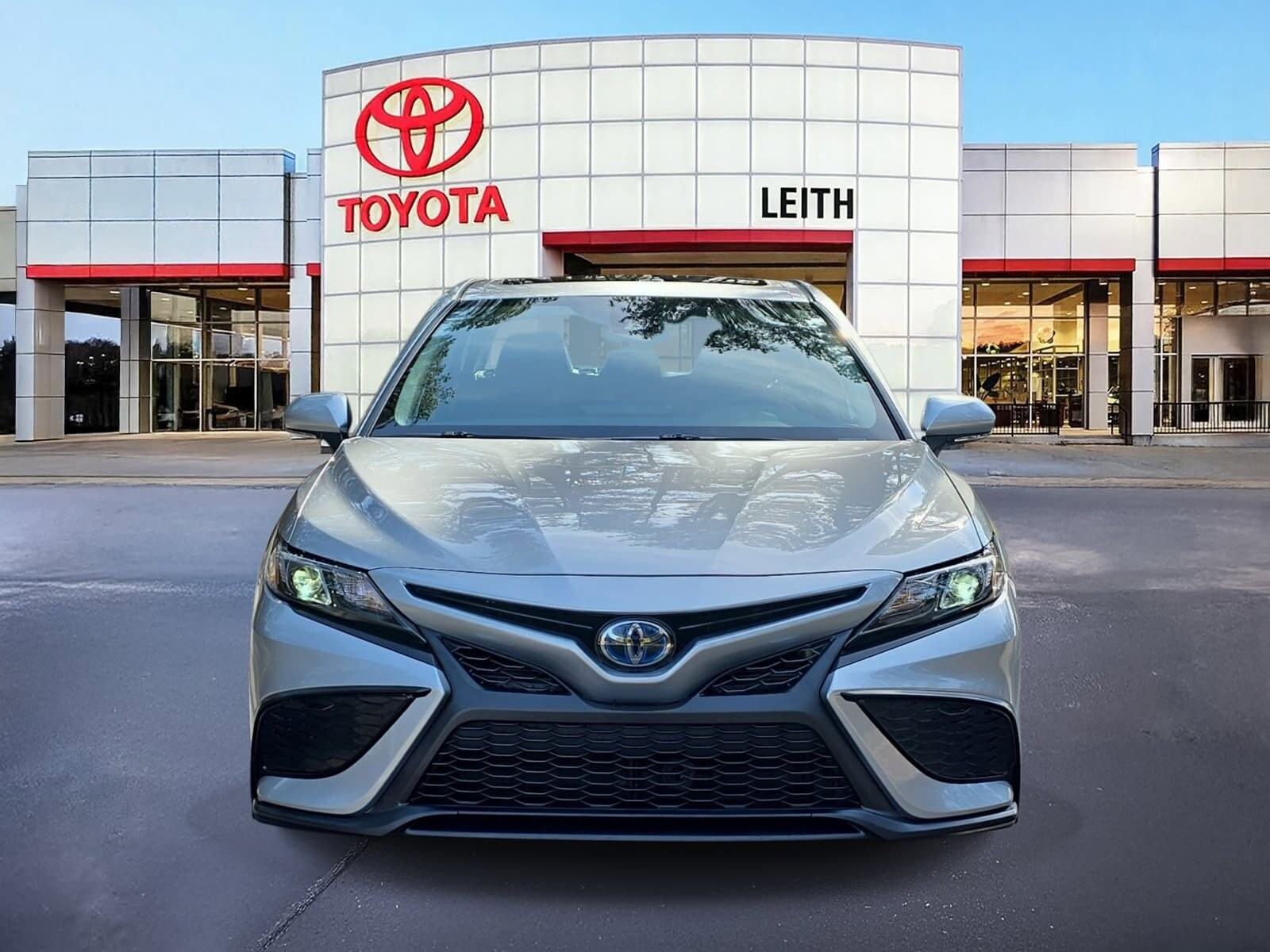 2022 Toyota Camry Hybrid SE photo 2