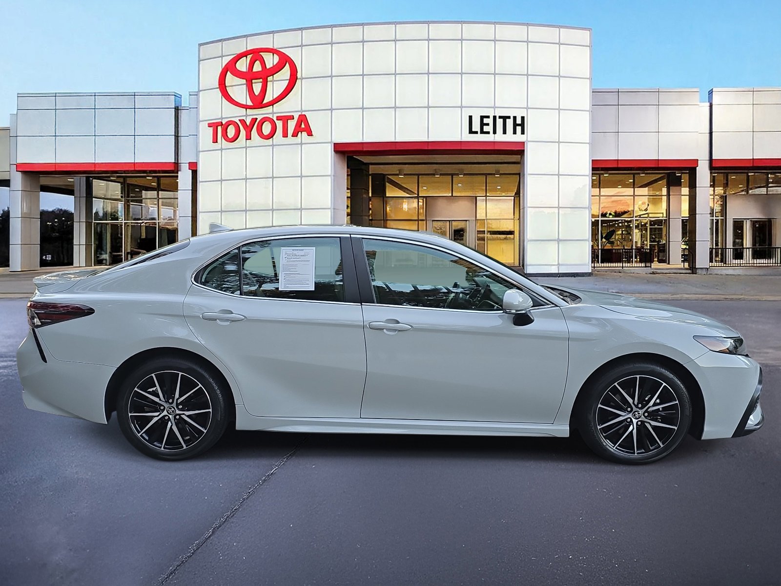 2024 Toyota Camry SE photo 4