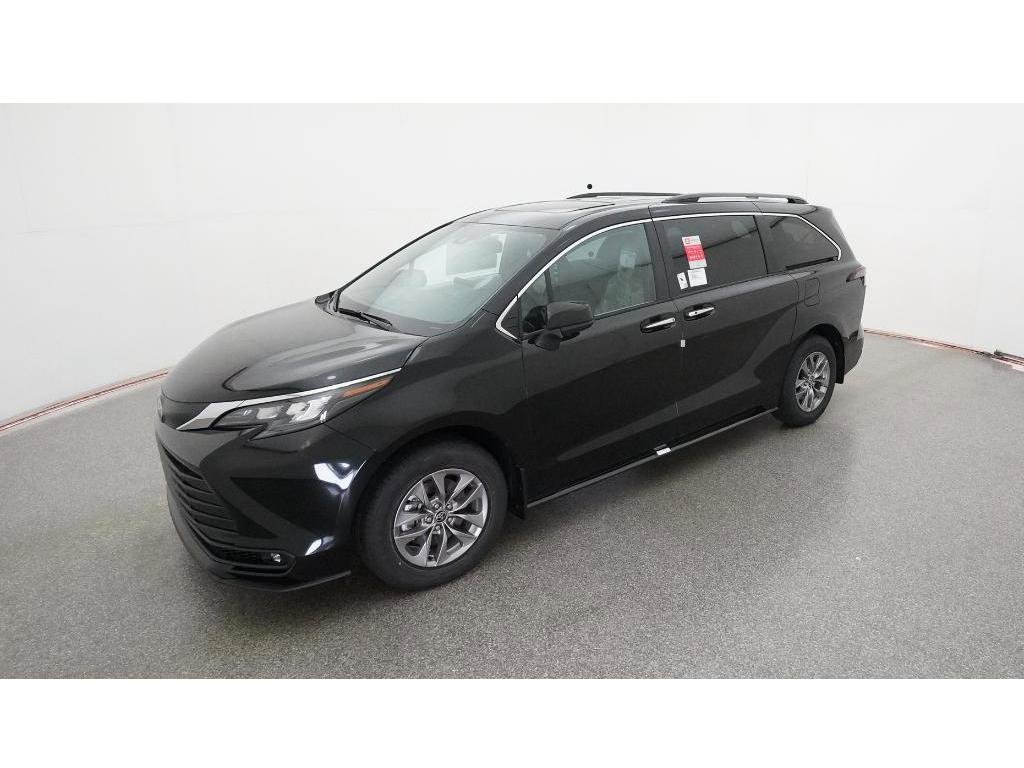 2026 Toyota Sienna XLE's photo