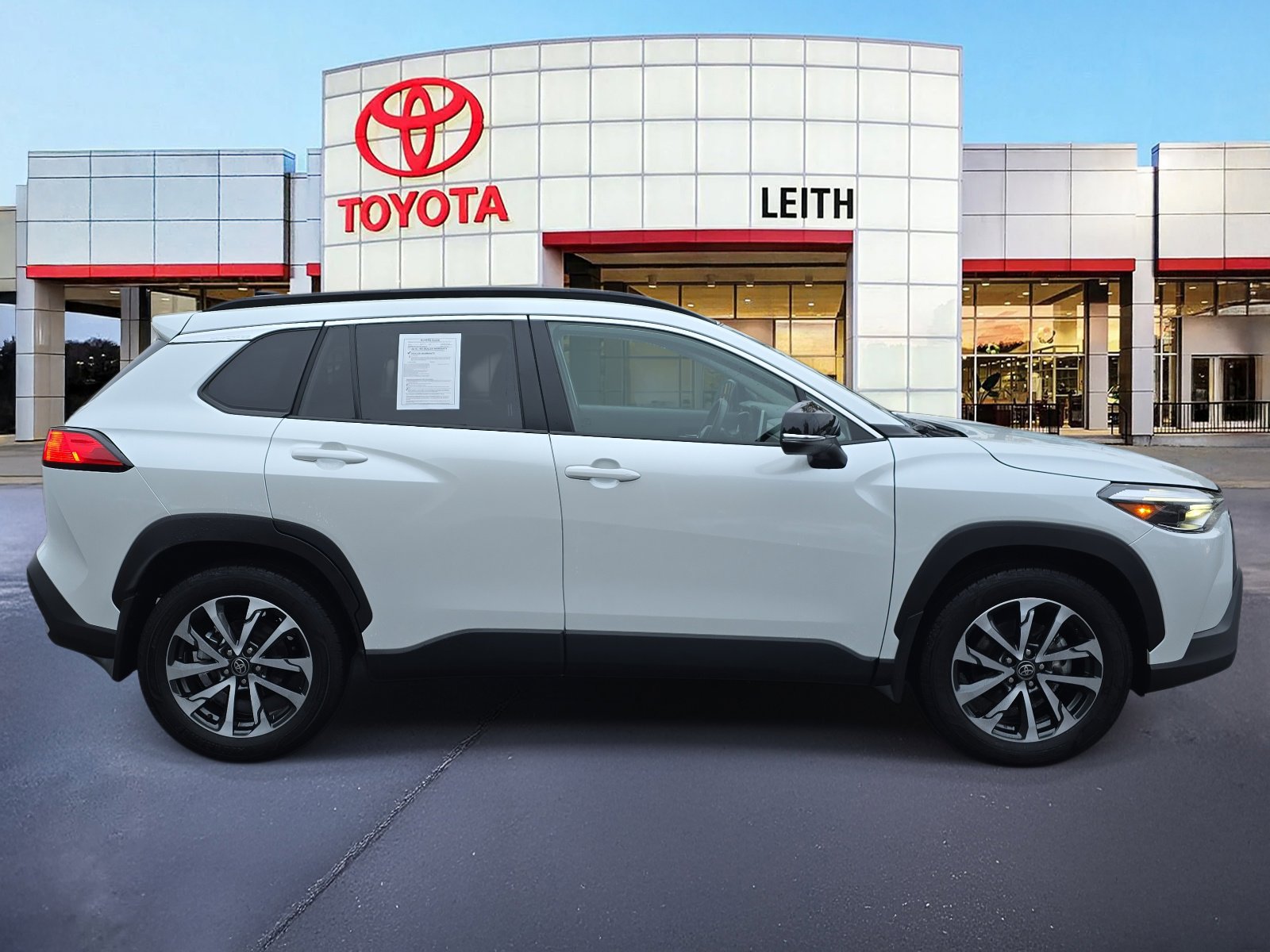 2025 Toyota Corolla Cross XLE photo 4