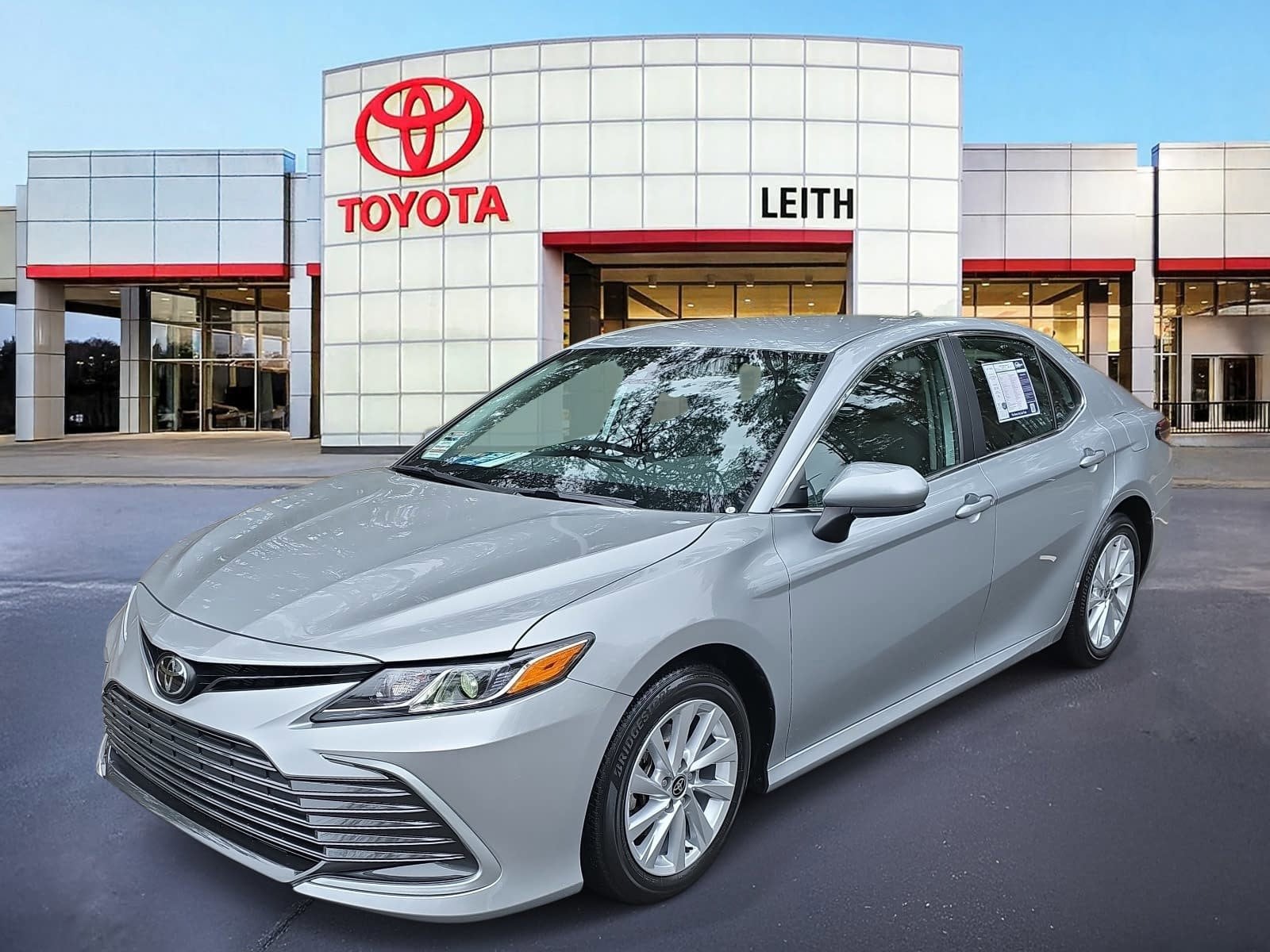 2023 Toyota Camry LE's photo