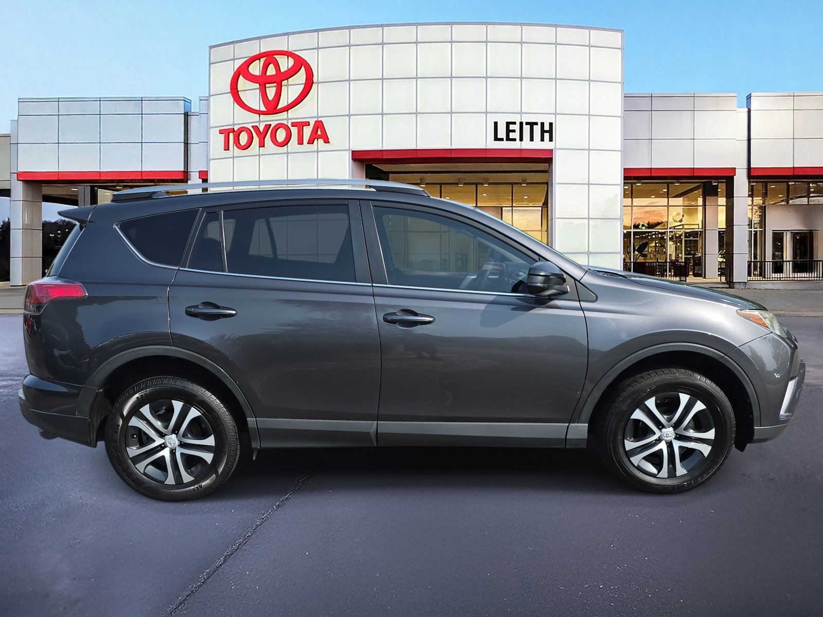 2017 Toyota RAV4 LE photo 4
