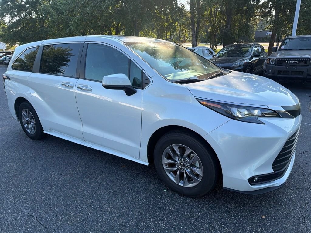 Used 2025 Toyota Sienna XLE 8 Passenger Van Passenger Van