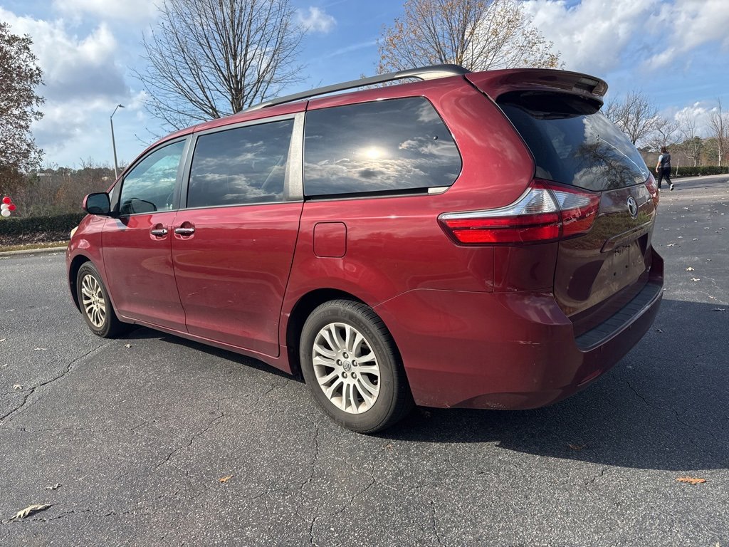 2016 Toyota Sienna XLE photo 2