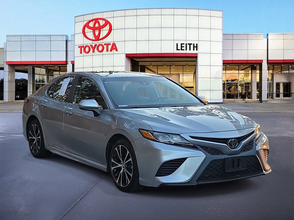 Used 2020 Toyota Camry SE Sedan