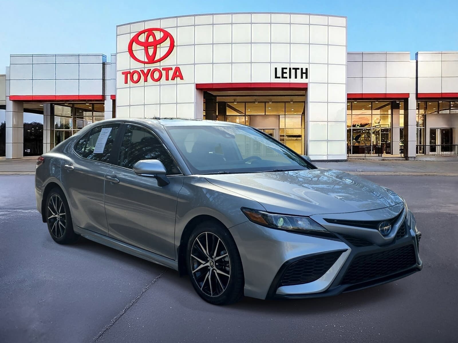 2022 Toyota Camry Hybrid SE photo 3