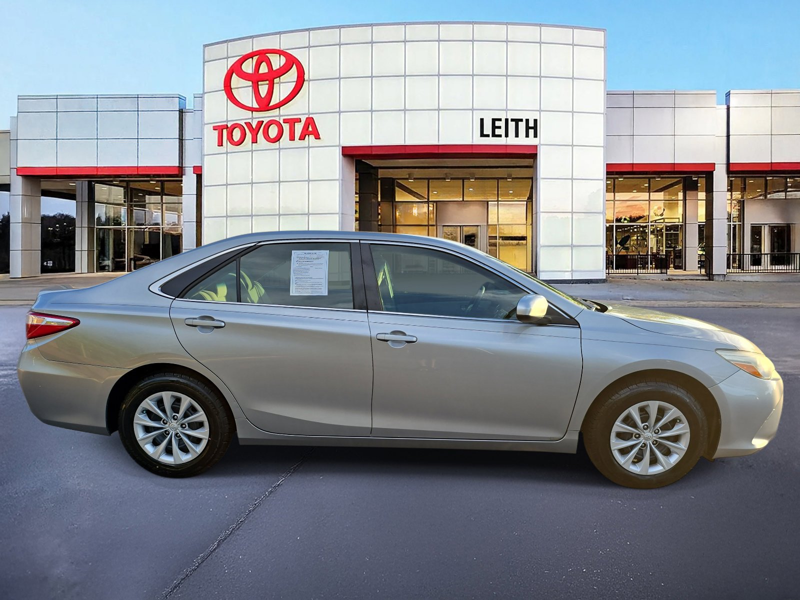 2016 Toyota Camry LE photo 3
