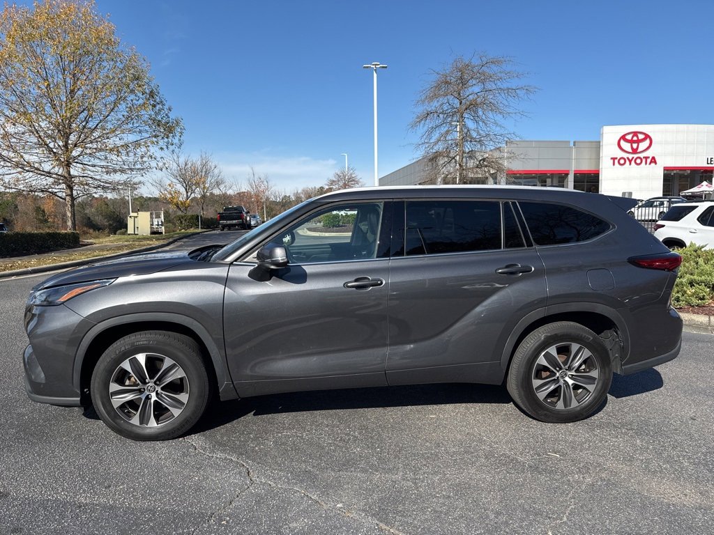 2022 Toyota Highlander XLE photo 2