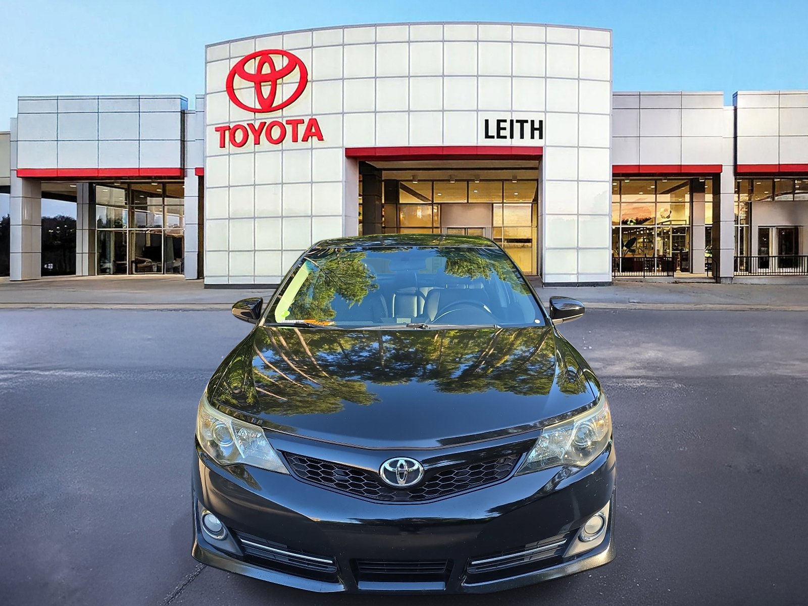 2014 Toyota Camry SE photo 2