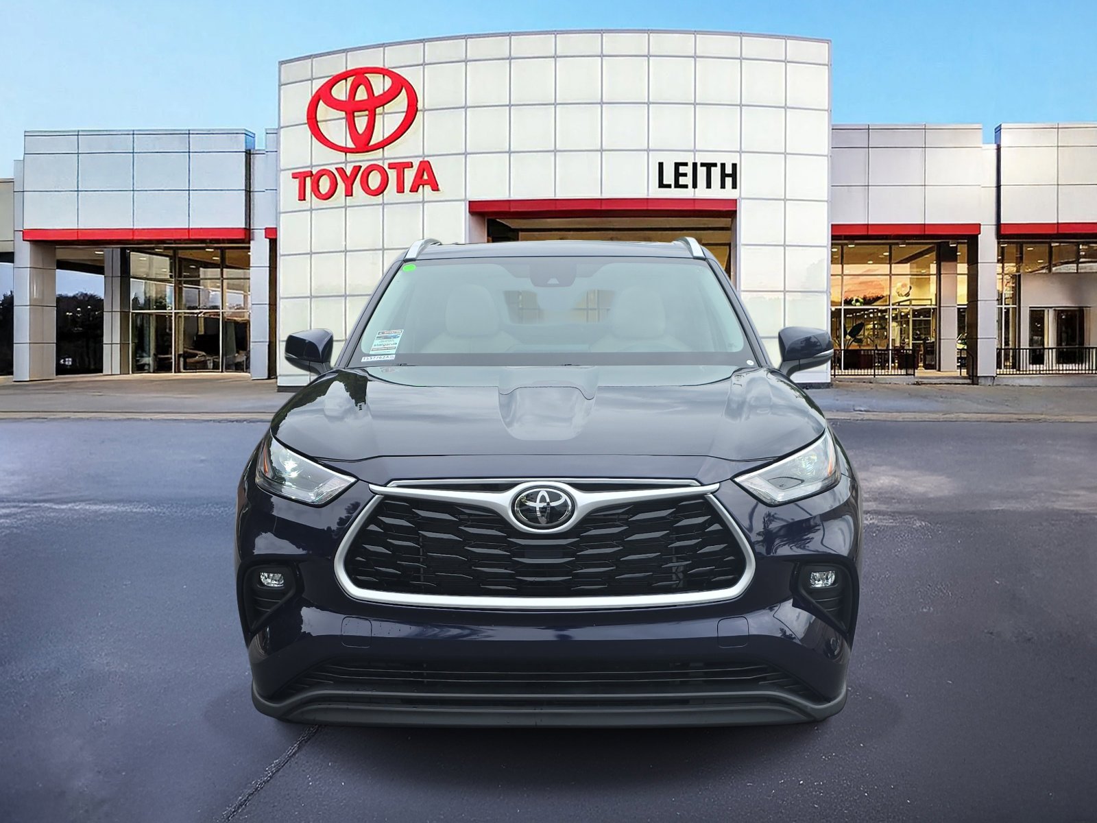 2022 Toyota Highlander XLE photo 2