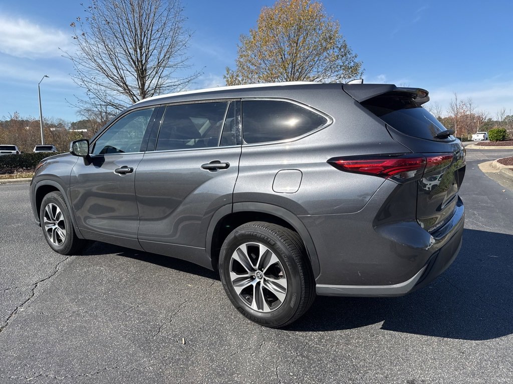 2022 Toyota Highlander XLE photo 3