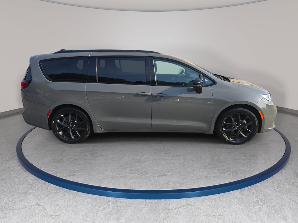 Used 2025 Chrysler Pacifica Limited Van Passenger Van