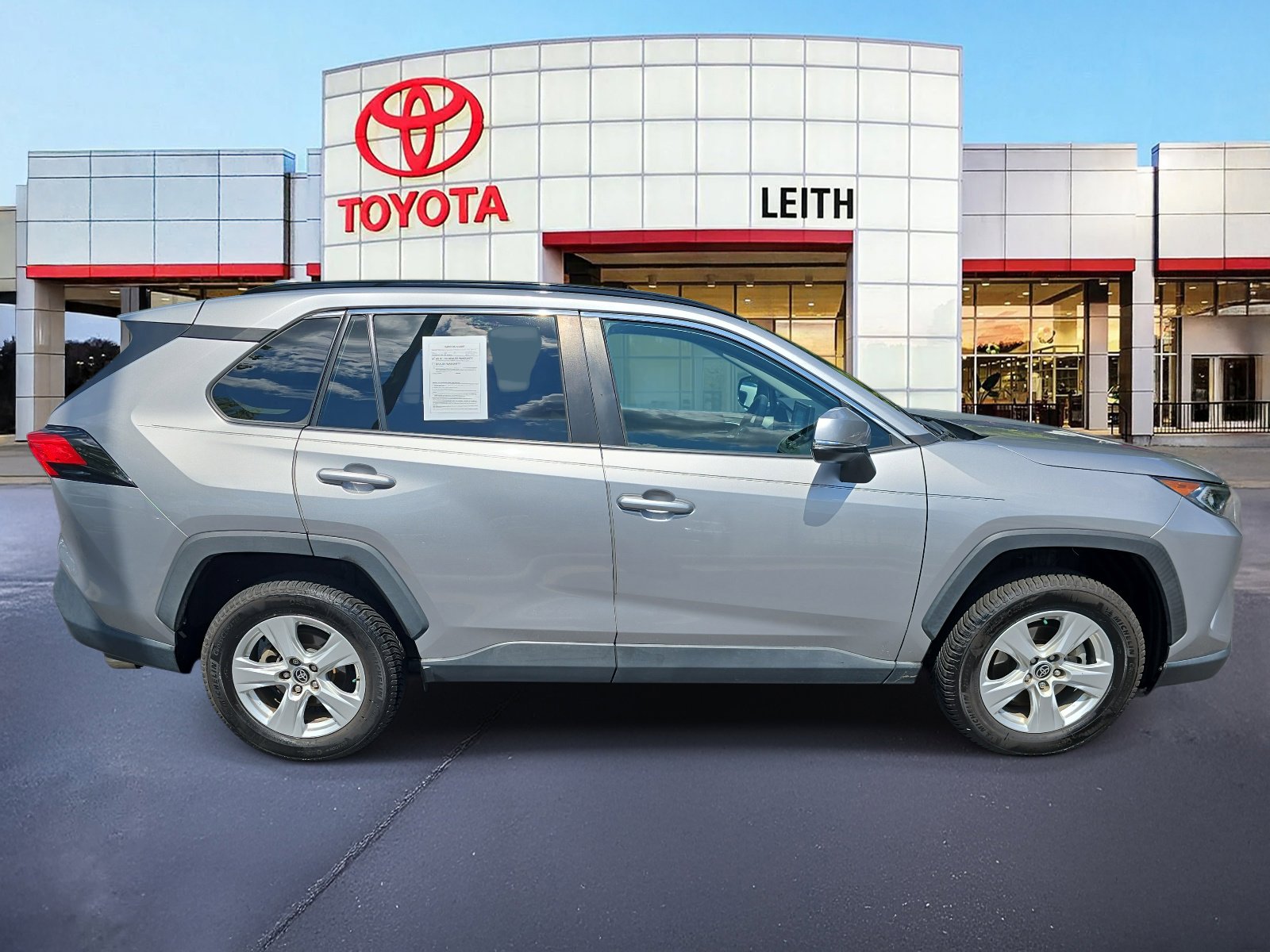 2021 Toyota RAV4 XLE photo 4