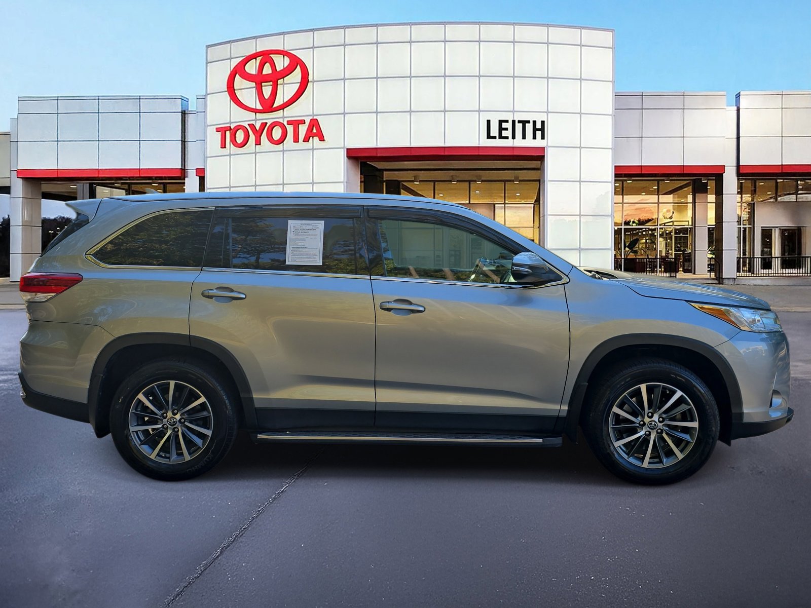 2019 Toyota Highlander XLE photo 2