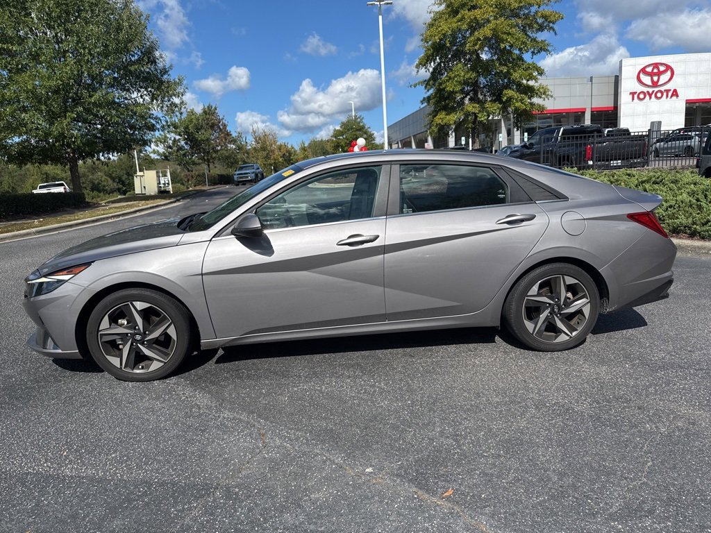 2022 Hyundai Elantra SEL photo 2