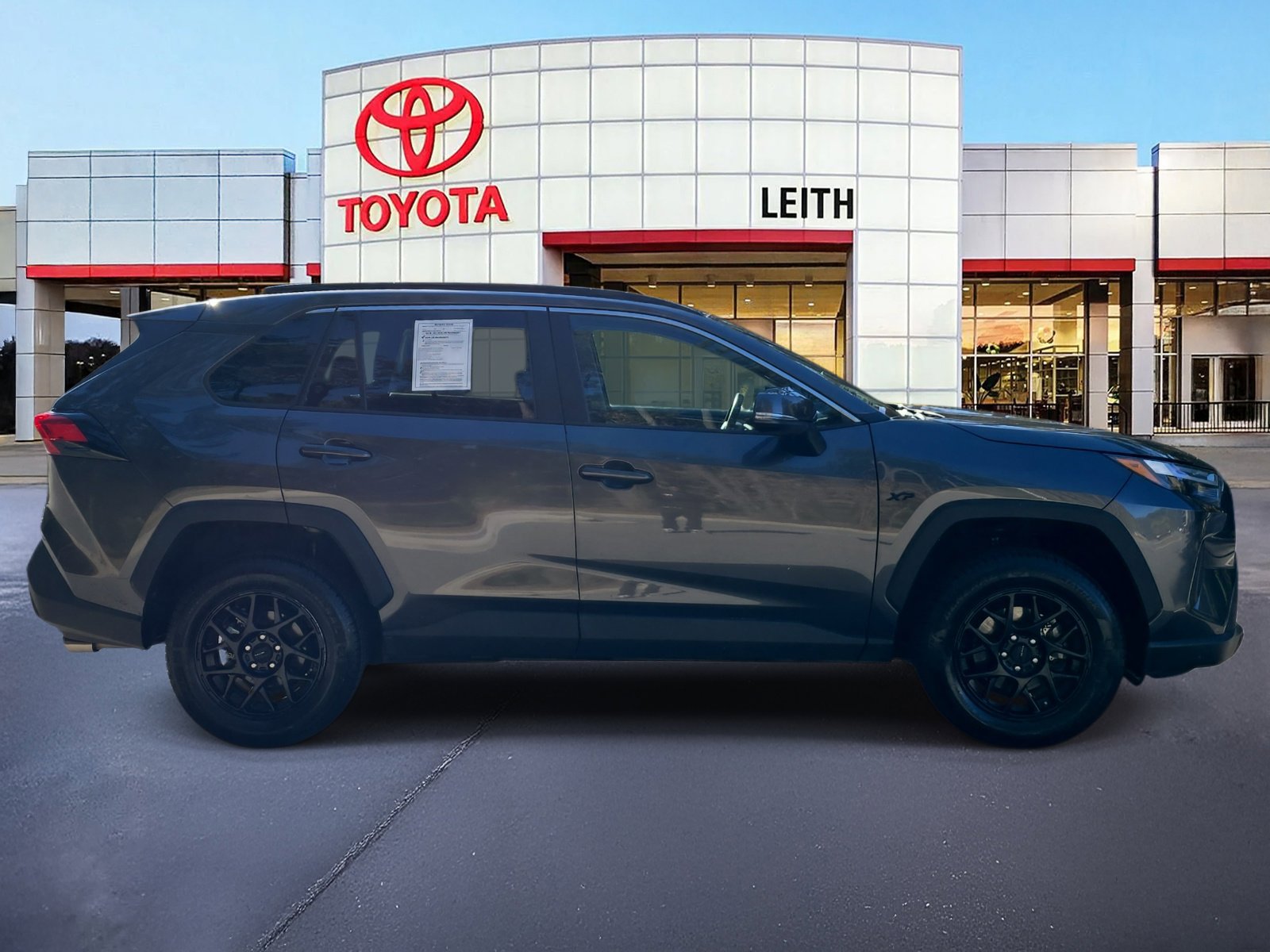 2022 Toyota RAV4 XLE photo 2
