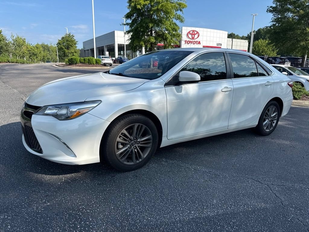 Used 2017 Toyota Camry SE Sedan