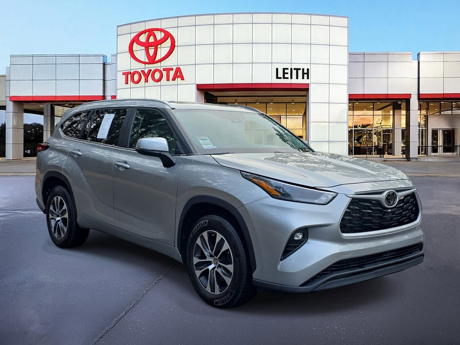 2023 Toyota Highlander XLE photo 3