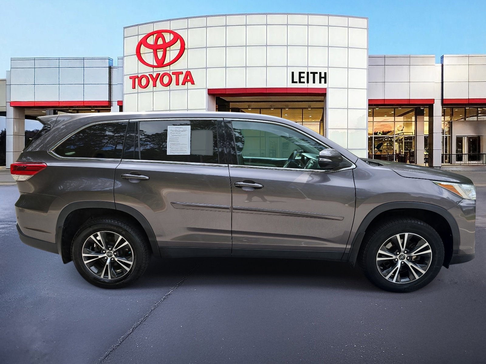 2019 Toyota Highlander LE photo 4