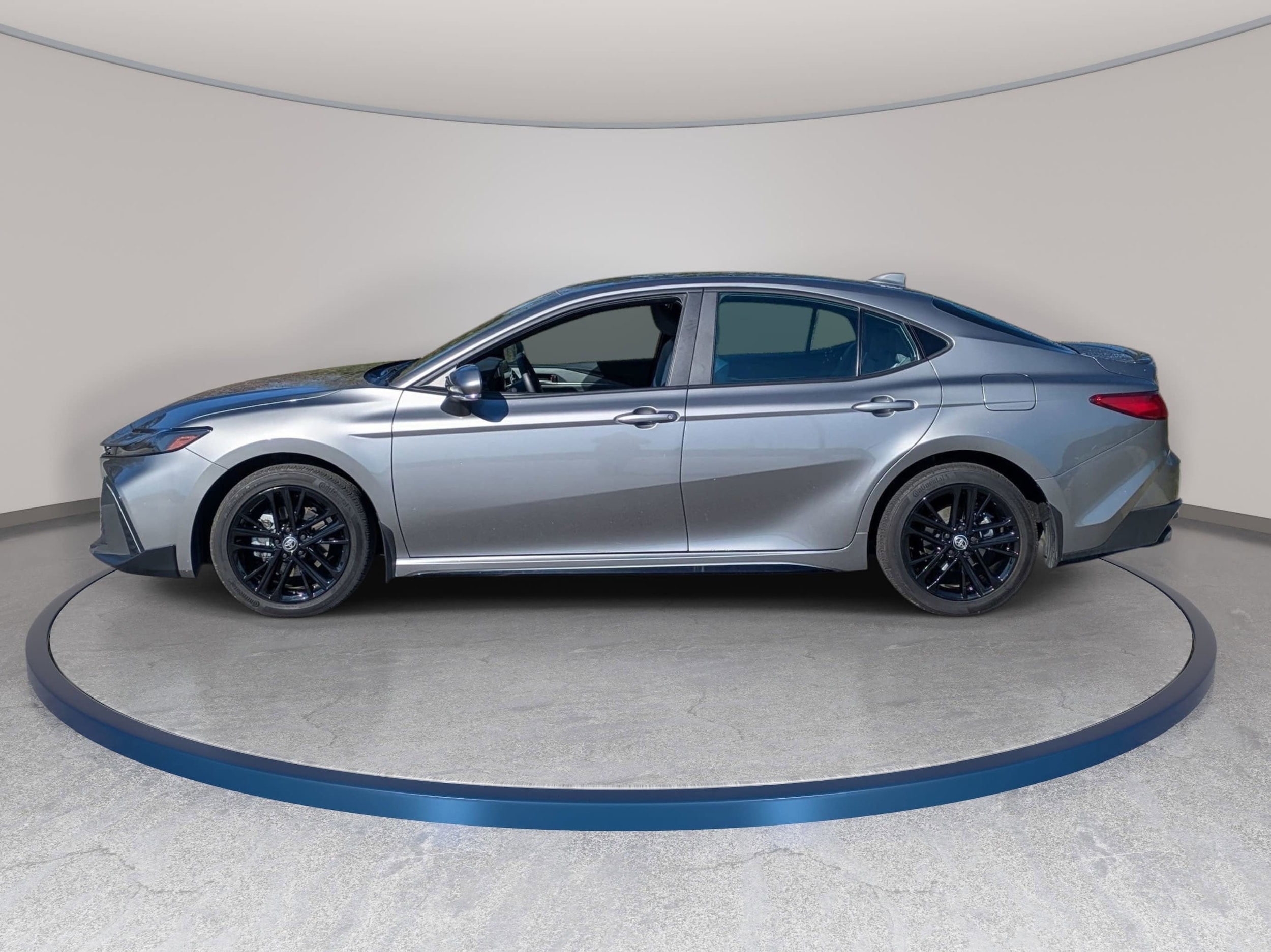 2025 Toyota Camry SE - Photo 8