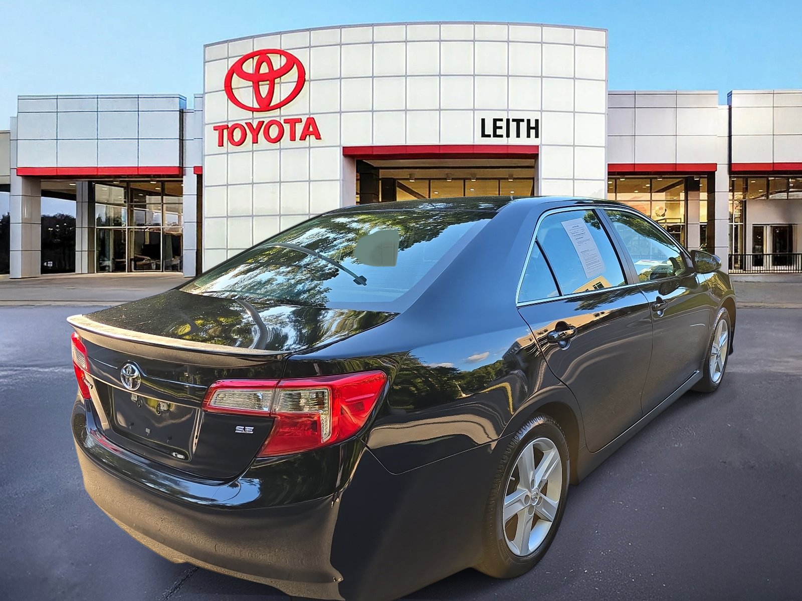 2014 Toyota Camry SE photo 4