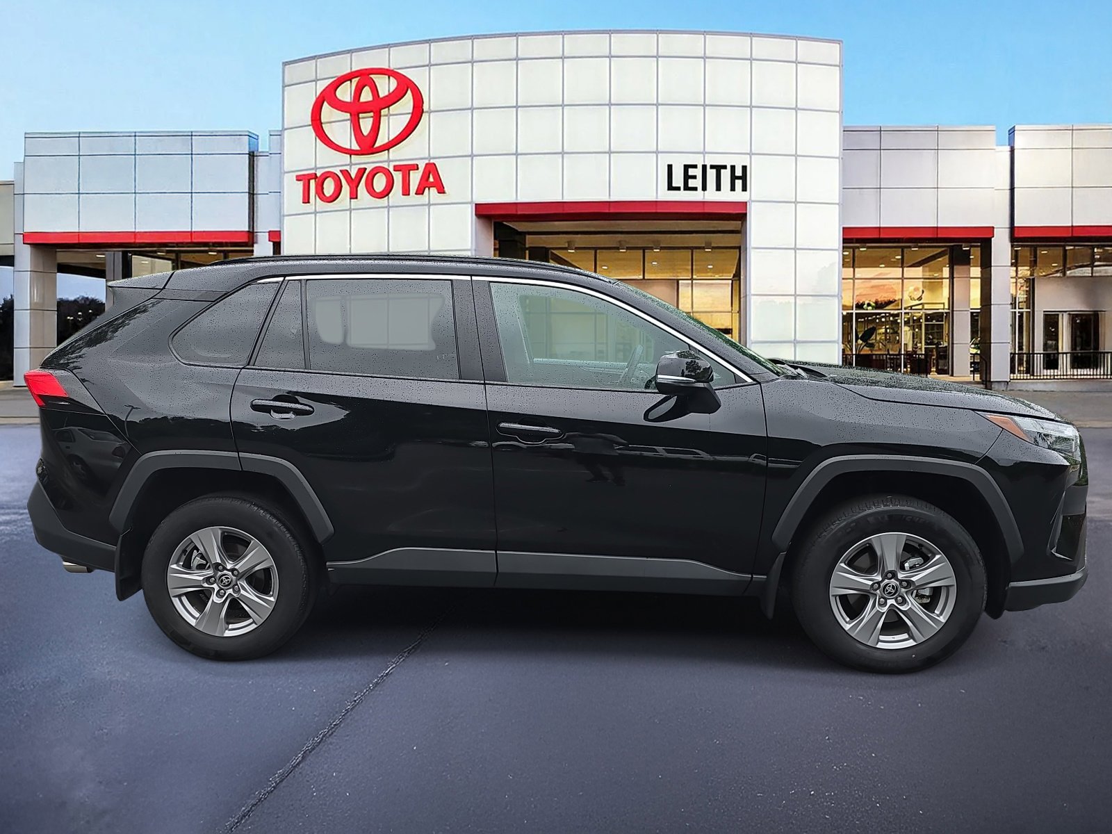2024 Toyota RAV4 XLE photo 4