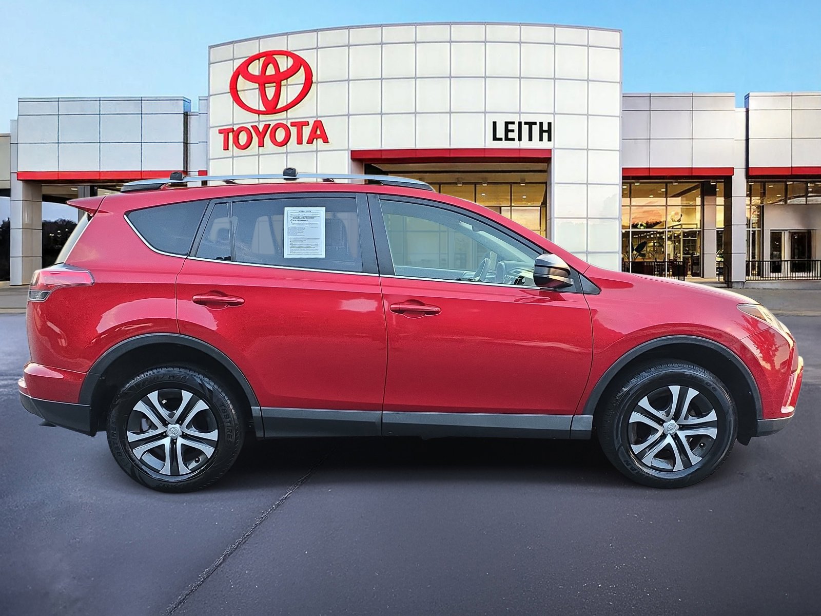 2017 Toyota RAV4 LE photo 4