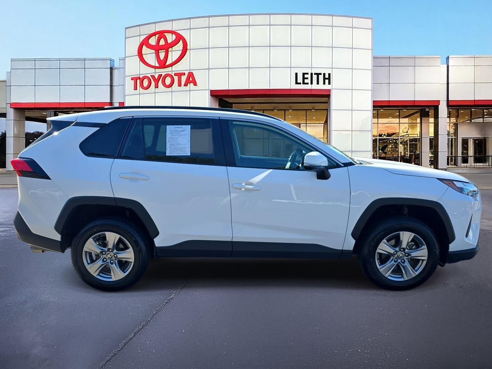 2024 Toyota RAV4 XLE photo 4