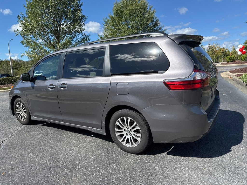 2020 Toyota Sienna XLE photo 3