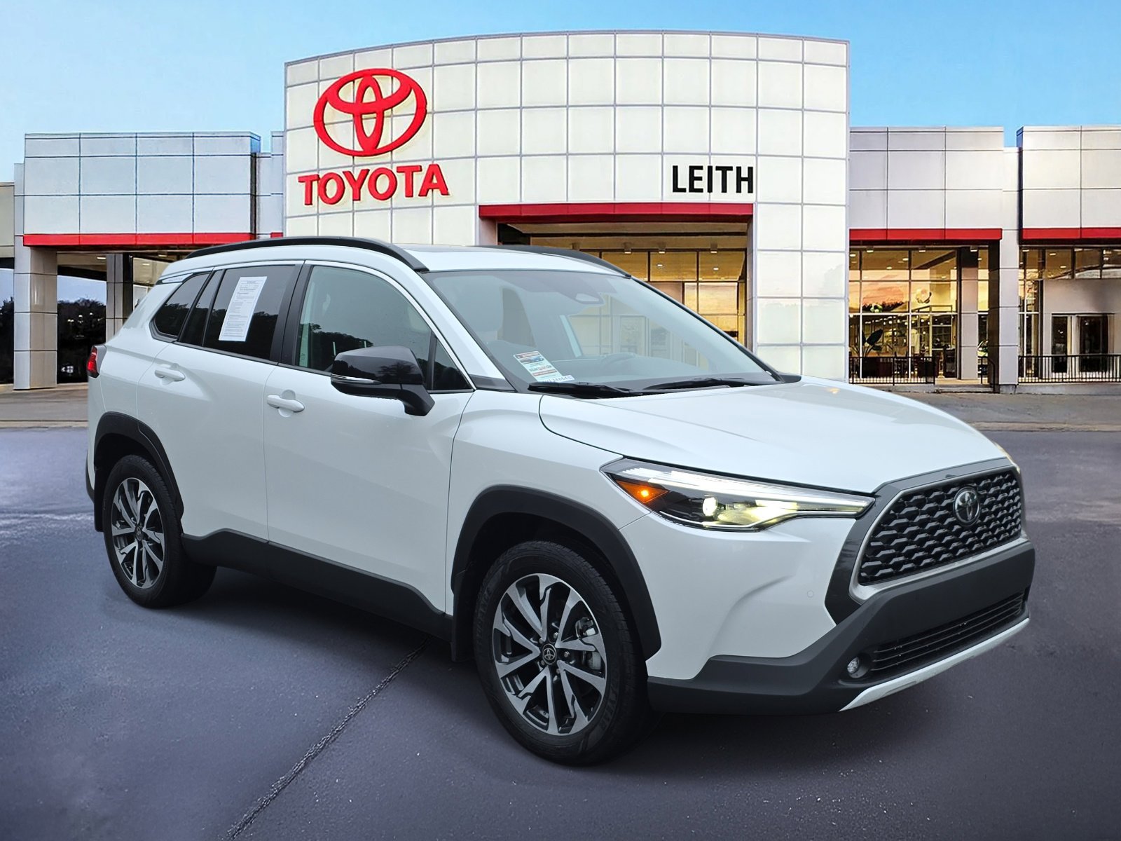 2025 Toyota Corolla Cross XLE photo 3