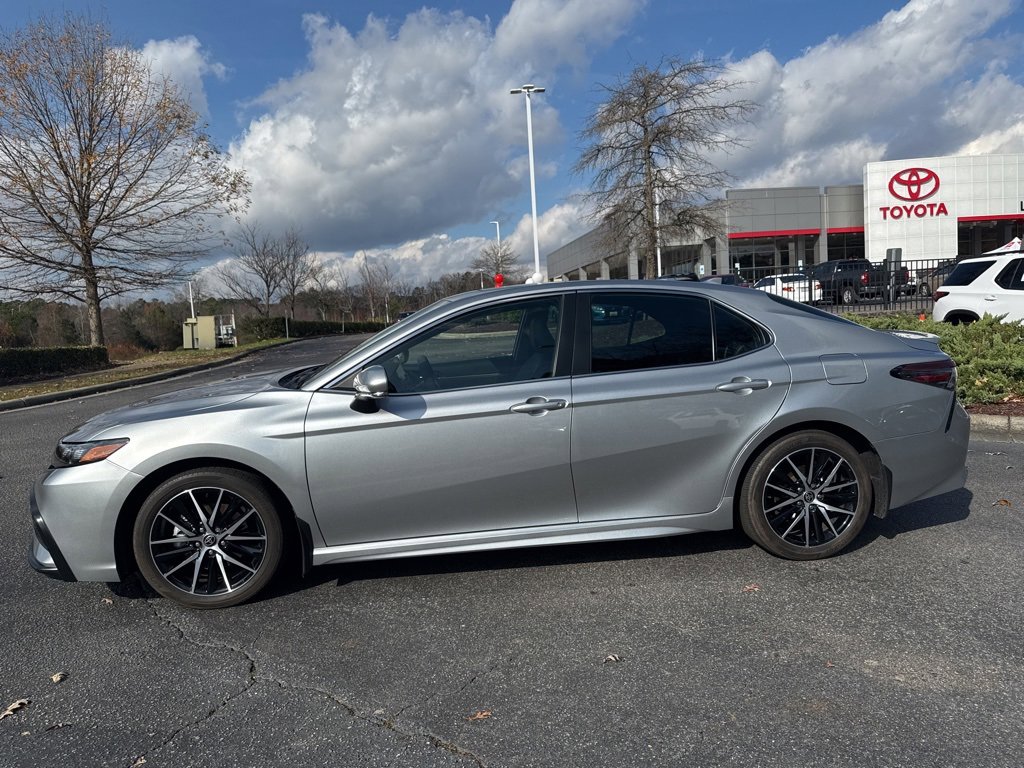 2022 Toyota Camry Hybrid SE photo 3