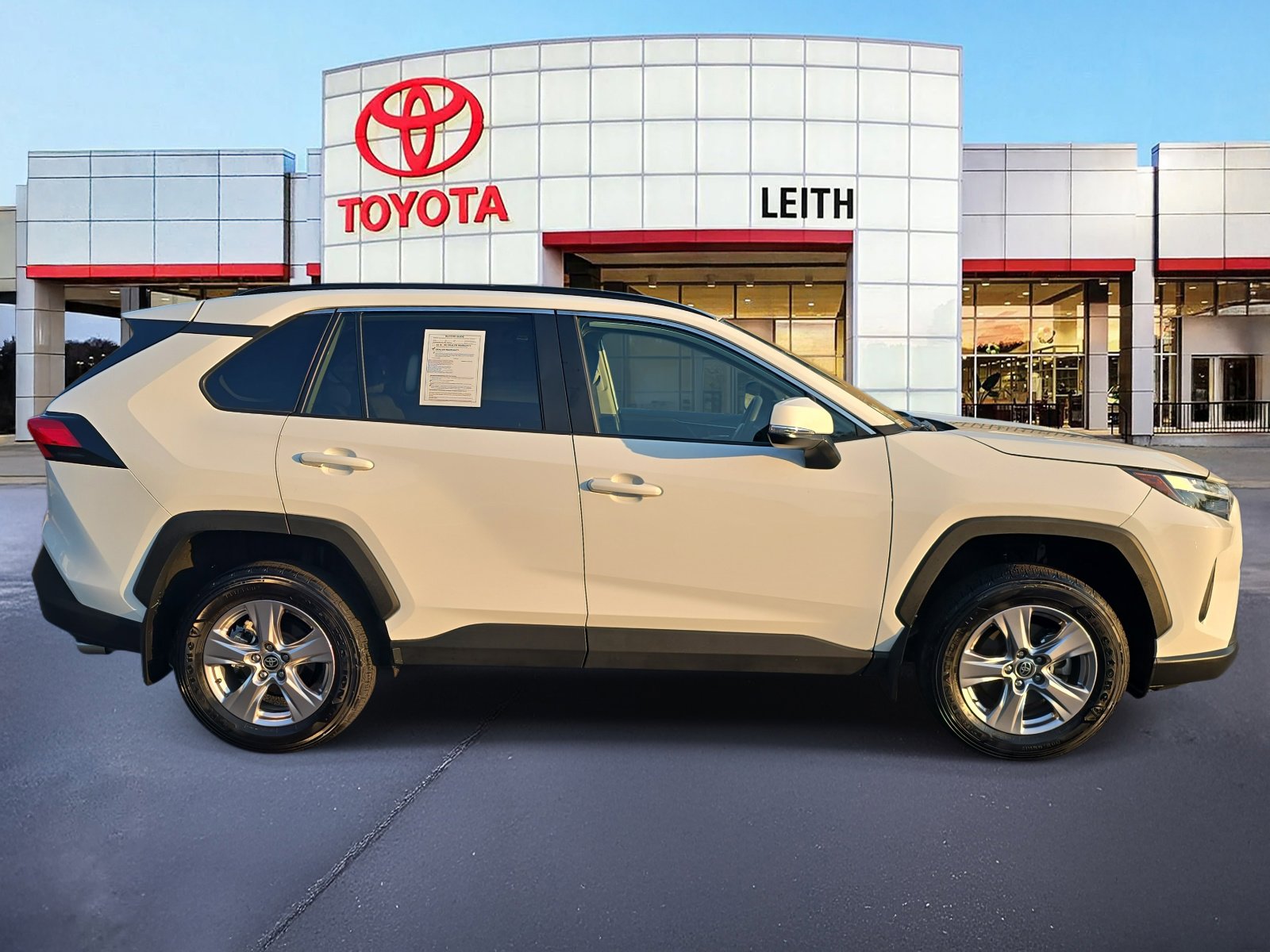 2024 Toyota RAV4 XLE photo 4
