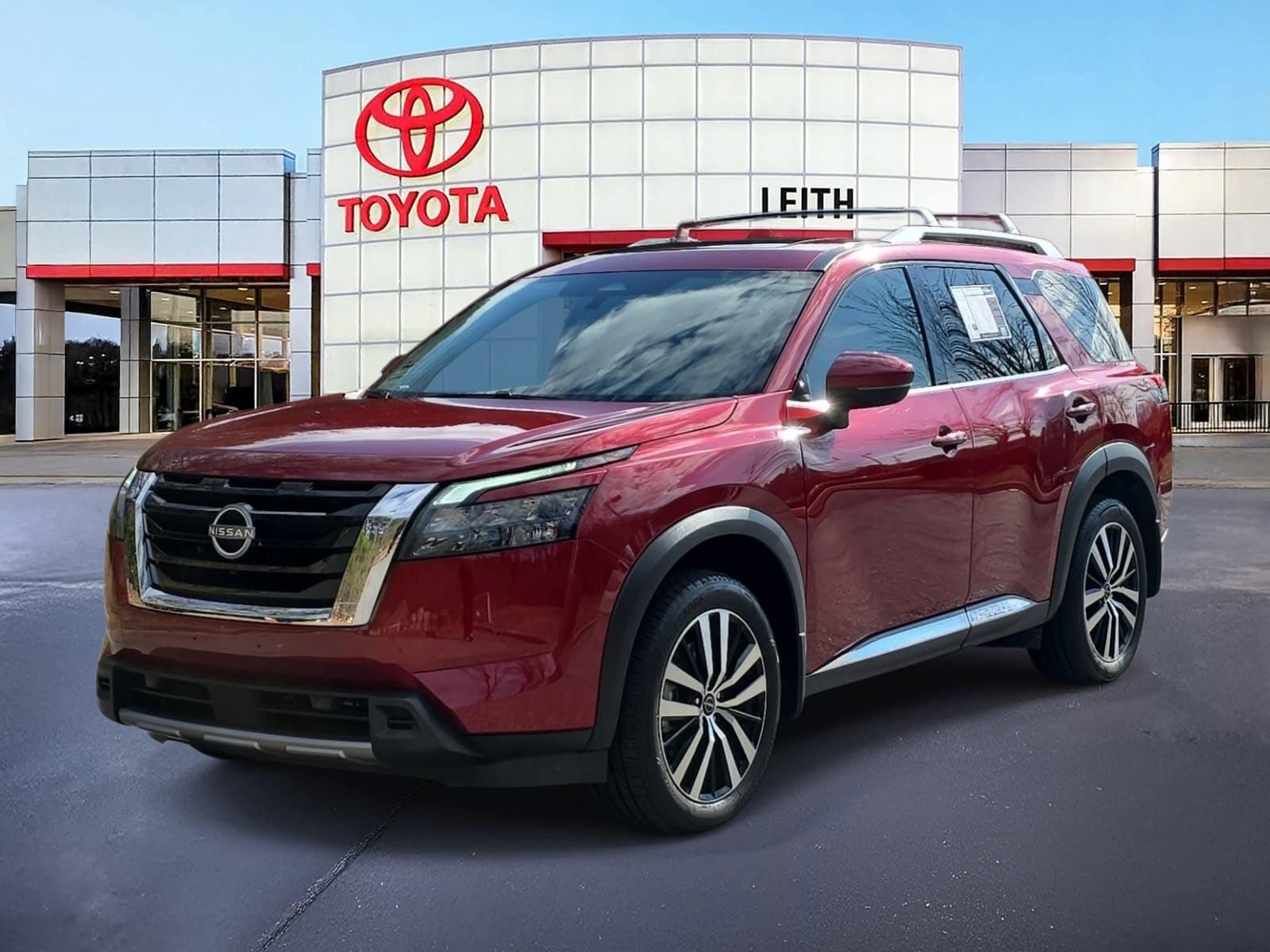 2025 Nissan Pathfinder Platinum's photo
