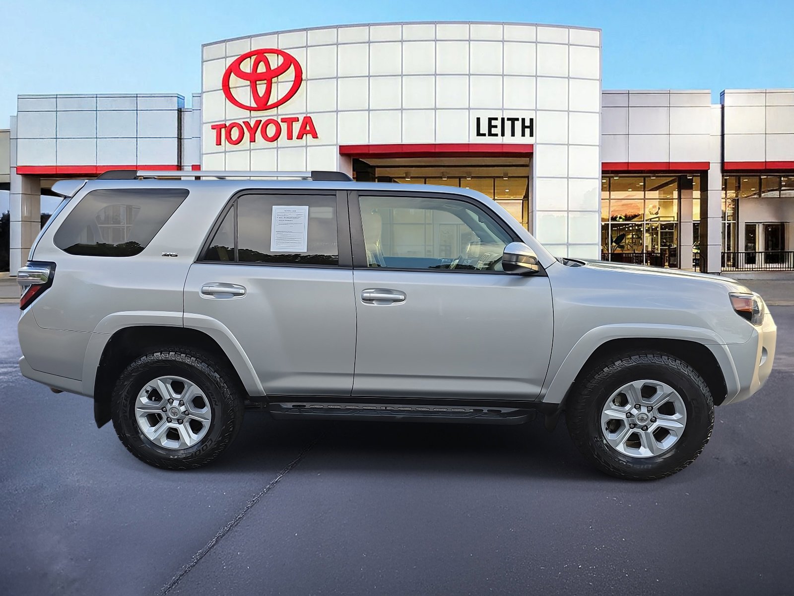 2022 Toyota 4Runner SR5 photo 3