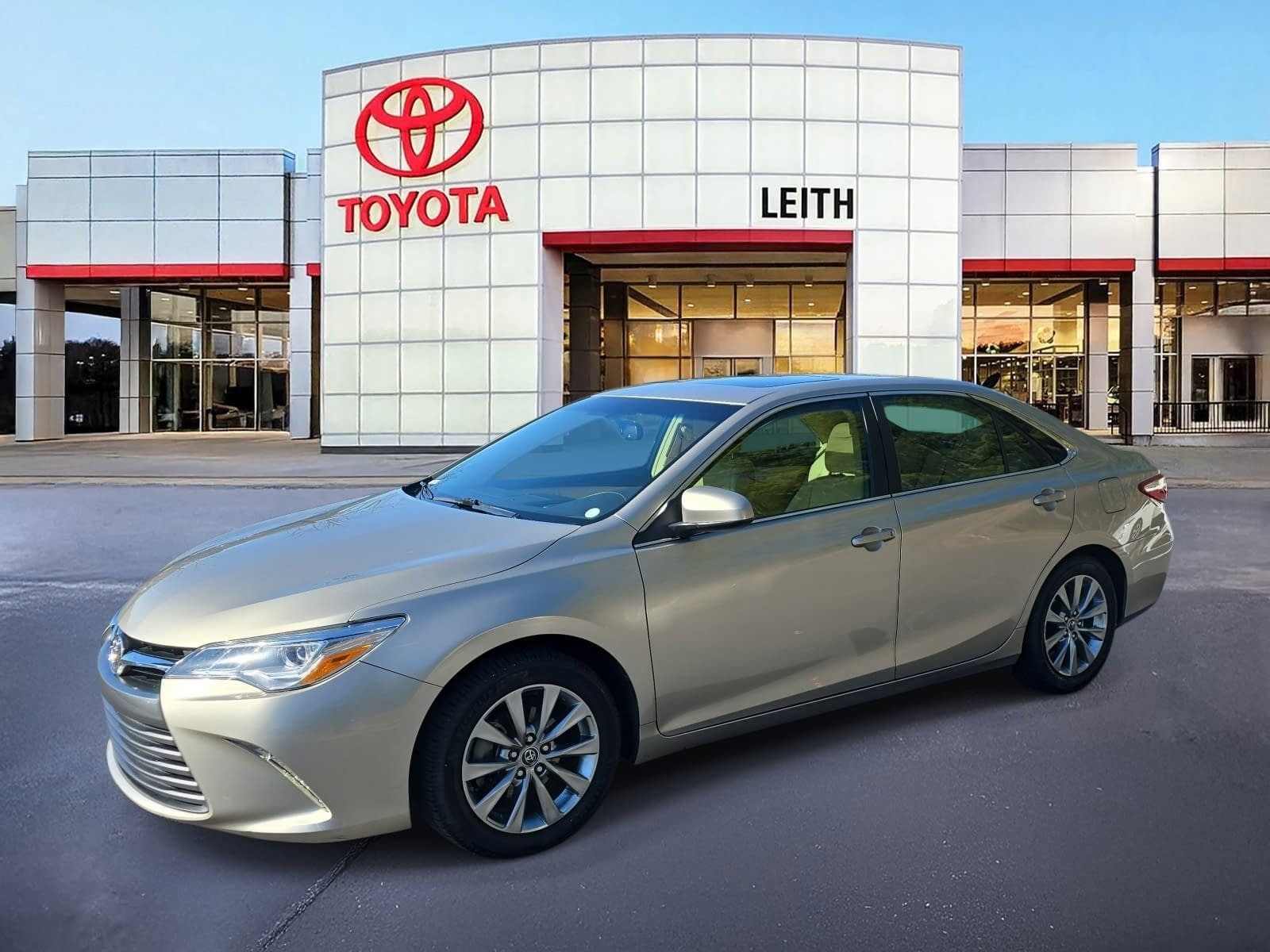 2015 Toyota Camry XLE's photo