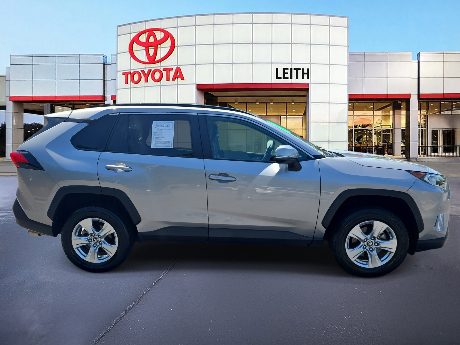 2021 Toyota RAV4 XLE photo 3