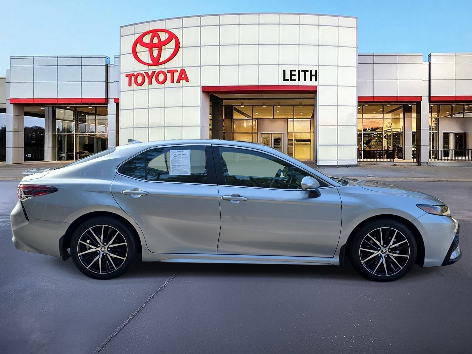 2022 Toyota Camry Hybrid SE photo 4